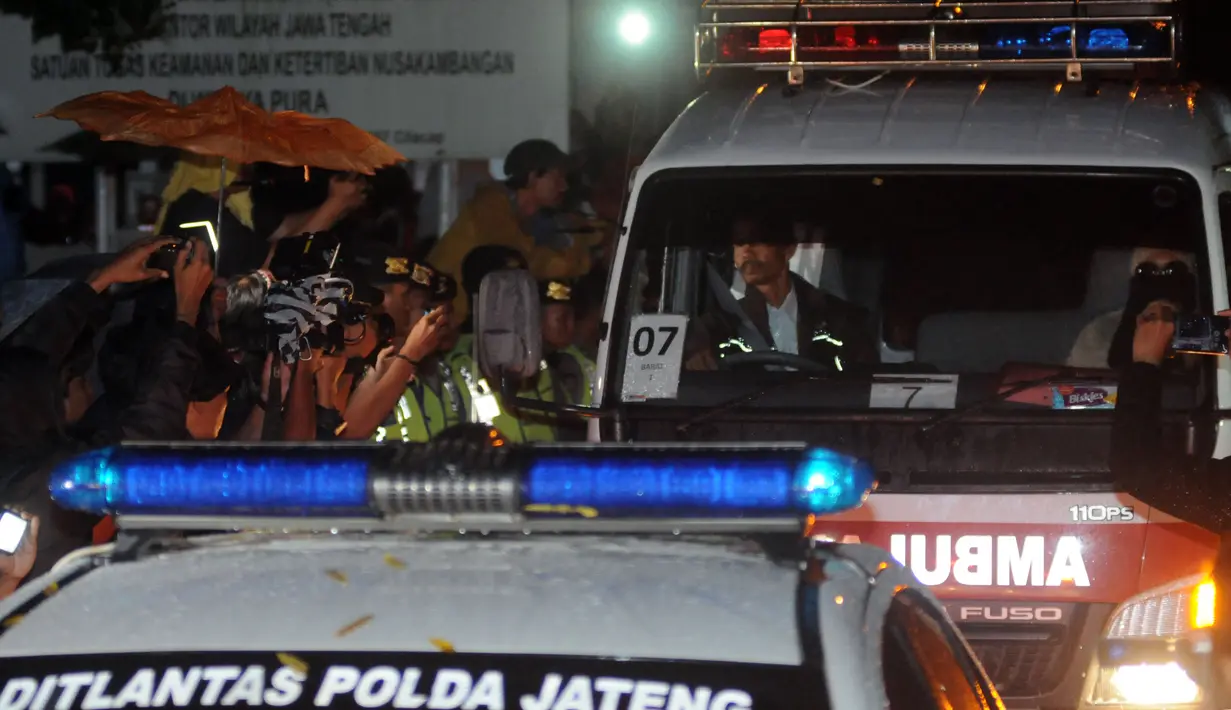 Ambulans bernomor 7 yang mengangkut jenazah Freddy Budiman, Cilacap, Jawa tengah,Jumat (29/7). Jenazah Freddy direncanakan dibawa ke rumah duka di Jalan Krembengan Baru VII, Surabaya, Jawa Timur. (Liputan6.com/Helmi Afandi) 