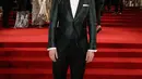 Penyanyi Sam Smith tampak gagah dengan setelan jas keluaran Burberry di The Fashion Awards 2017, London. (Liputan6.com/Pool/Burberry)