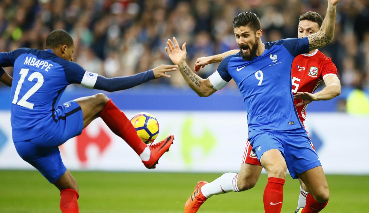 Striker Prancis, Kylian Mbappe, mengontrol bola saat pertandingan melawan Wales pada laga persahabatan di Stadion Stade de France, Sabtu (11/11/2017). Prancis menang 2-0 atas Wales. (AP/Francois Mori)