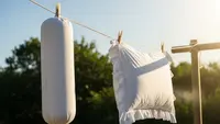 7 Trik Membersihkan Bantal dan Guling Pakai Bahan Alami, Aman untuk Keluarga