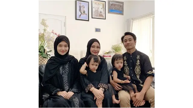 6 Potret Terbaru Aiu Ratna Vokalis Garasi yang Awet Muda, Punya Anak Kembar
