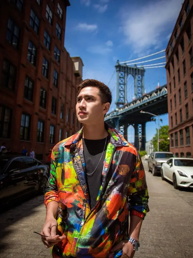 6 Gaya OOTD Verrell Bramasta saat Liburan ke New York, Curi Perhatian