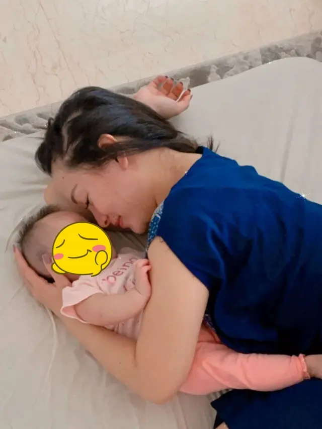 Tengah Jadi Sorotan, Ini 6 Momen Zaskia Gotik Momong Buah Hatinya