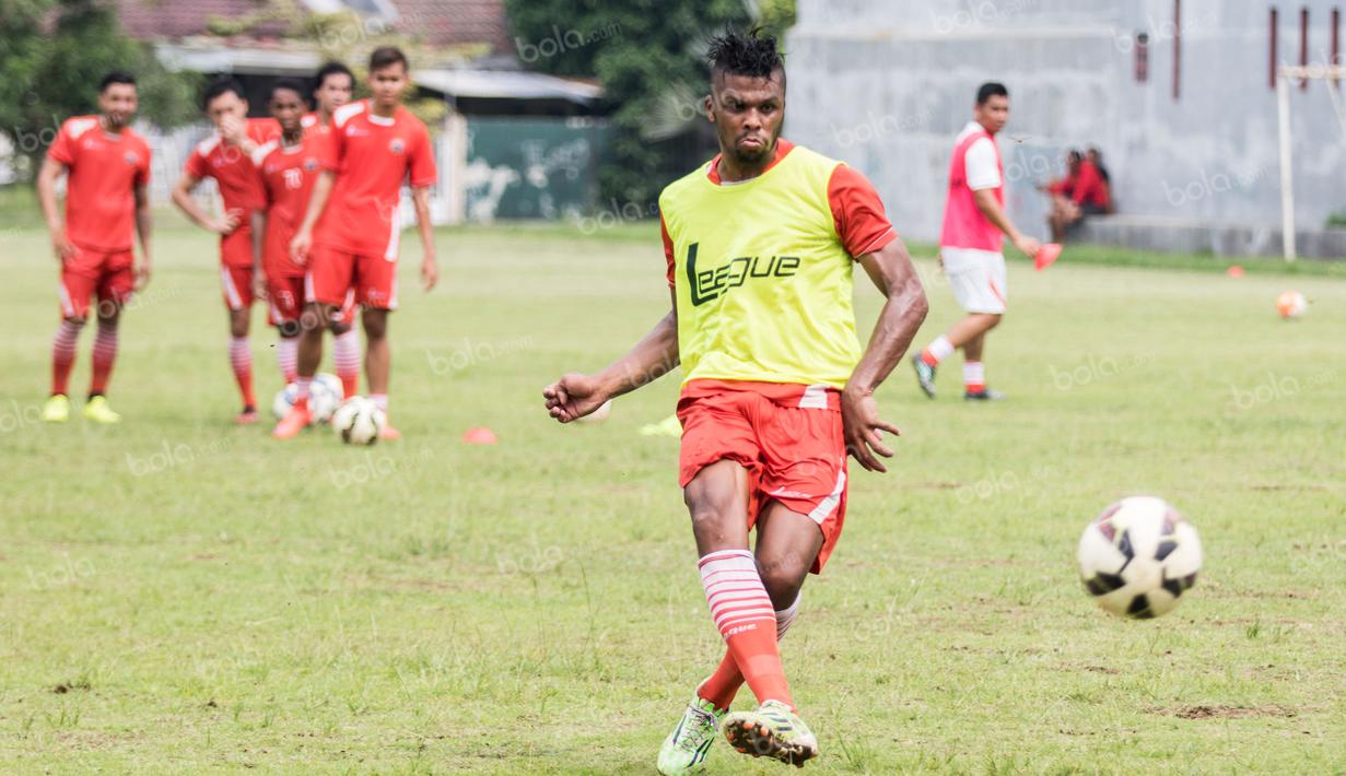 Striker asal Brasil, Patrick Da Silva, mengikuti seleksi Persija Jakarta di Lapangan Villa 2000, Tangerang Selatan, Rabu (30/3/2016). (Bola.com/Vitalis Yogi Trisna)