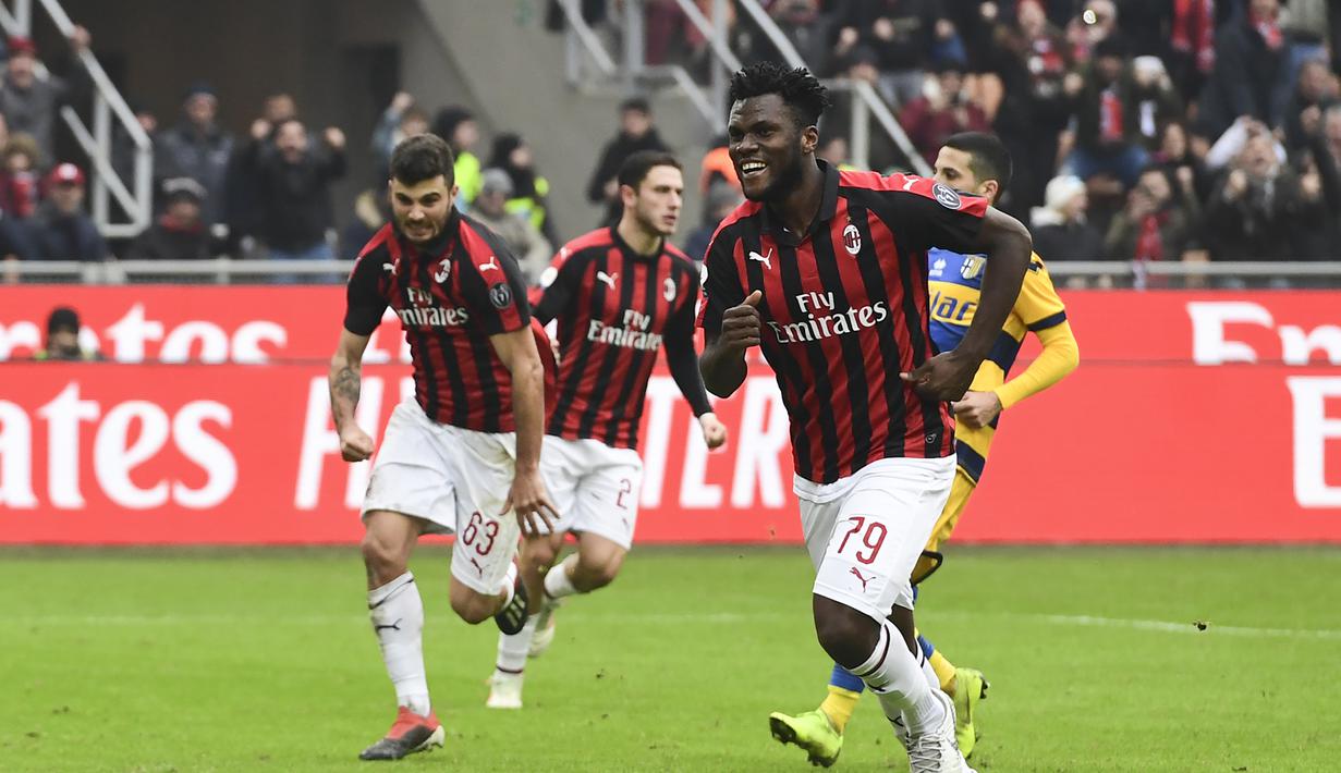 Frank Kessie merayakan gol nya lewat tendangan penalti ke gawang Parma dalam laga lanjutan giornata ke-14 Serie A yang berlangsung di stadion San Siro, Milan, Minggu (2/12). AC Milan menang 2-1. (AFP/Miguel Medina)