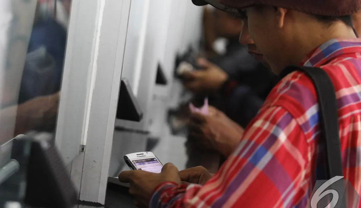Untuk perjalanan kereta jarak jauh, kenaikan tarif maksimal Rp 13 ribu. Sedangkan penyesuaian tarif kereta jarak menengah dan lokal masing-masing maksimal Rp 9.000 dan Rp 3.000, Jakarta, Selasa (25/11/2014). (Liputan6.com/Faizal Fanani)