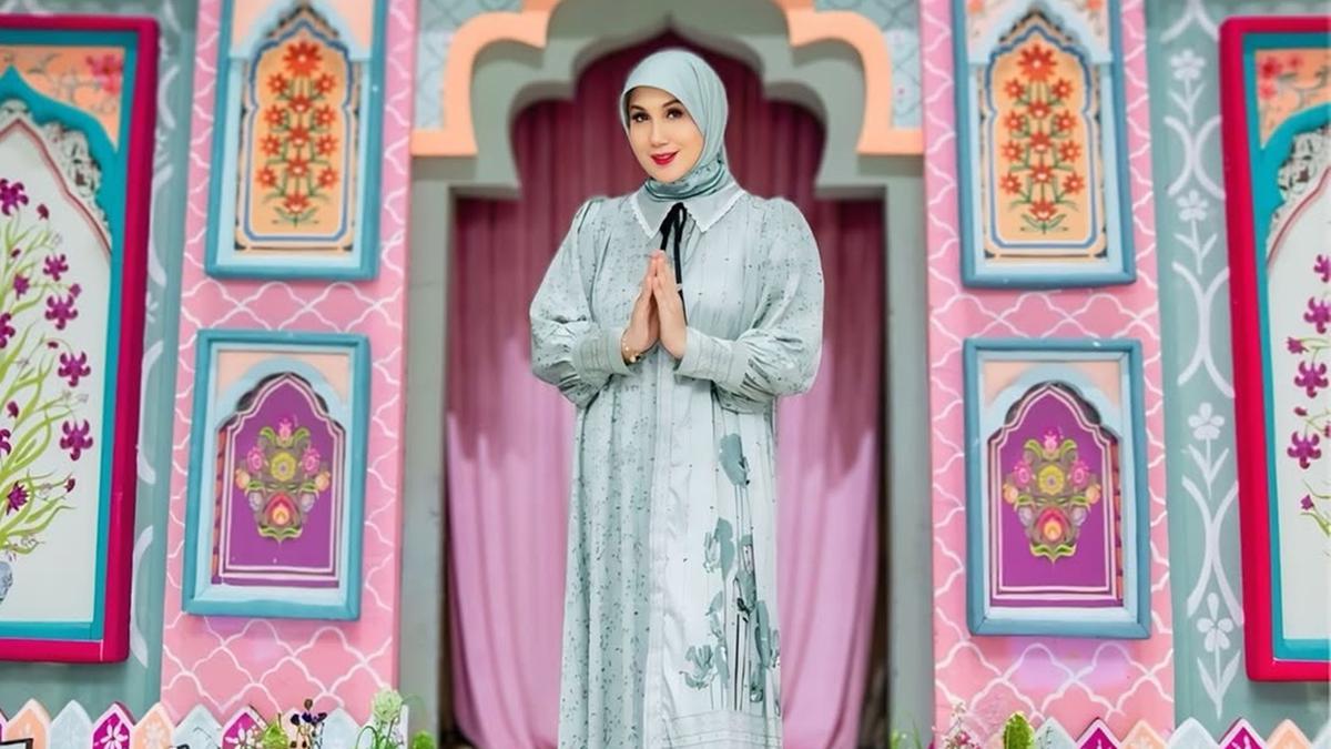 6 Outfit Gamis Ala Marini Zumarnis, Inspirasi Gaya untuk Usia Hampir 50 Tahun