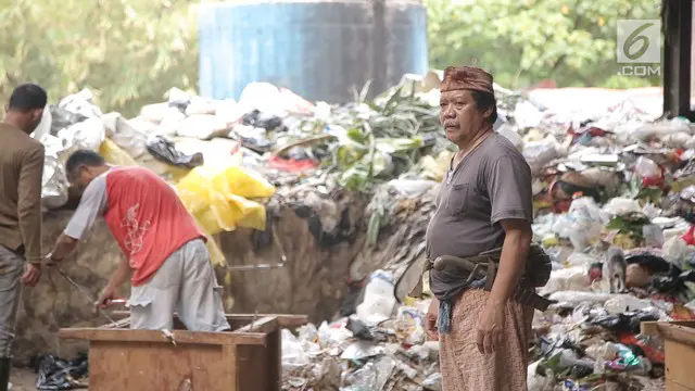 Seorang jawara betawi telah puluhan tahun mengurus Kali Pesanggrahan, aneka sampah diolahnya jadi sesuatu yang memiliki nilai guna.