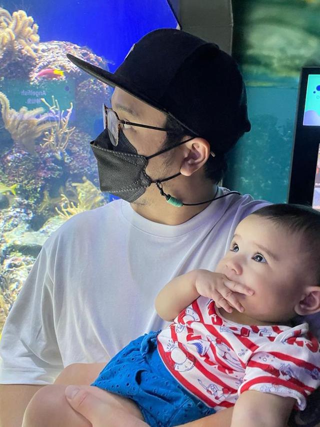 6 Potret Derby Romero dan Claudia Adinda yang Kompak Asuh Buah Hati