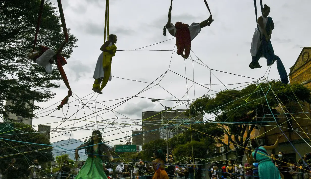 Sejumlah artis tampil pada Hari Hak Asasi Manusia di Medellin, Antioquia, Kolombia, 10 Desember 2021. Hari Hak Asasi Manusia dirayakan tiap tahun oleh banyak negara di seluruh dunia setiap tanggal 10 Desember. (JOAQUIN SARMIENTO/AFP)