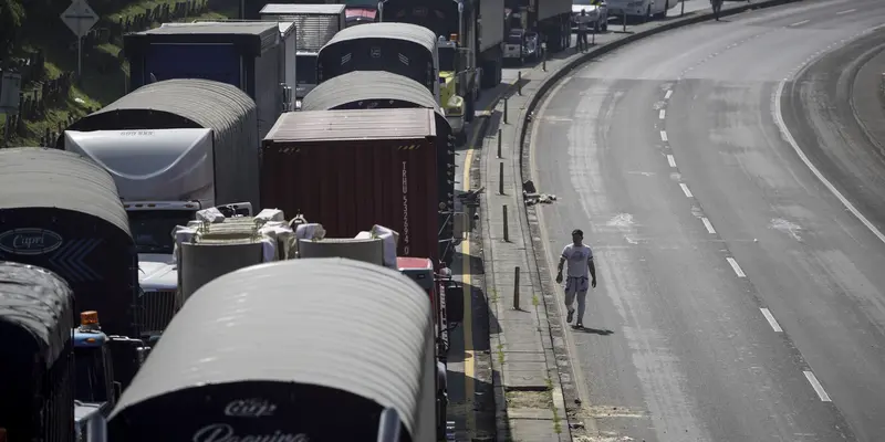 Protes Pengemudi Truk Melumpuhkan Ibu Kota Kolombia