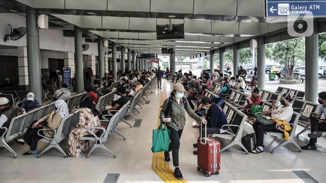 FOTO: Libur Panjang, Antrean Rapid Test Penumpang KAI Melonjak