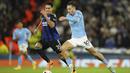 Gelandang Manchester City  Jack Grealish berebut bola dengan gelandang  FC Copenhagen Marko Stamenic dalam matchday ketiga Grup G Liga Champions 2022/2023 di Etihad Stadium, Kamis (6/10/2022) dini hari WIB. Man City berada di puncak klasemen Grup G dengan koleksi 9 poin dari 3 laga. (AP Photo/Dave Thompson)