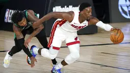 Pebasket Miami Heat, Bam Adebayo, berusaha melewati pebasket Boston Celtics, Marcus Smart, pada gim pertama final Wilayah Timur playoff NBA di SPN World of Sports Complex, Selasa (15/9/2020). Heat menang dengan skor 117-114. (AP/Mark J. Terrill)