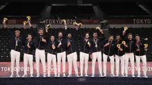 Pemain Prancis merayakan kemenangan medali emas Olimpiade Tokyo 2020 usai mengalahkan Russian Olympic Committee pada pertandingan final bola voli putra di Ariake Arena, Tokyo, Jepang, Minggu (8/8/2021). Prancis mengalahkan ROC 3-2. (AP Photo/Manu Fernandez)