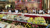Polda Metro Jaya menggagalkan upaya penyelundupan narkoba jaringan internasional. Dalam kasus ini, dua orang kurir ditangkap 389 kilogram sabu disita sebagai barang bukti. (Liputan6.com/Ady Anugrahadi).