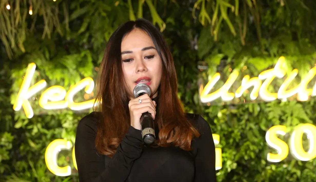 Setelah lama tak bermain di film layar lebar, akhirnya Aura Kasih kembali hadir untuk film ini. Didaulat memerankan seorang wanita pekerja malam, Aura pun sangat medalami perannya tersebut. (Adrian Putra/Bintang.com)