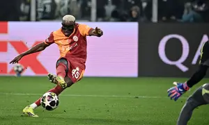 Sayangnya, kemenangan comeback yang diimpikan Juventus pupus. Mereka kecolongan dua gol lewat Victor Osimhen (105+2') dan Baris Alper Yilmaz (119'). (AFP/Isabella Bonotto)