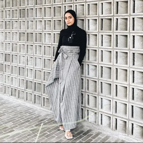 7 Inspirasi Outfit Hijab Monokrom ala Ayu Dia Photo Fimela