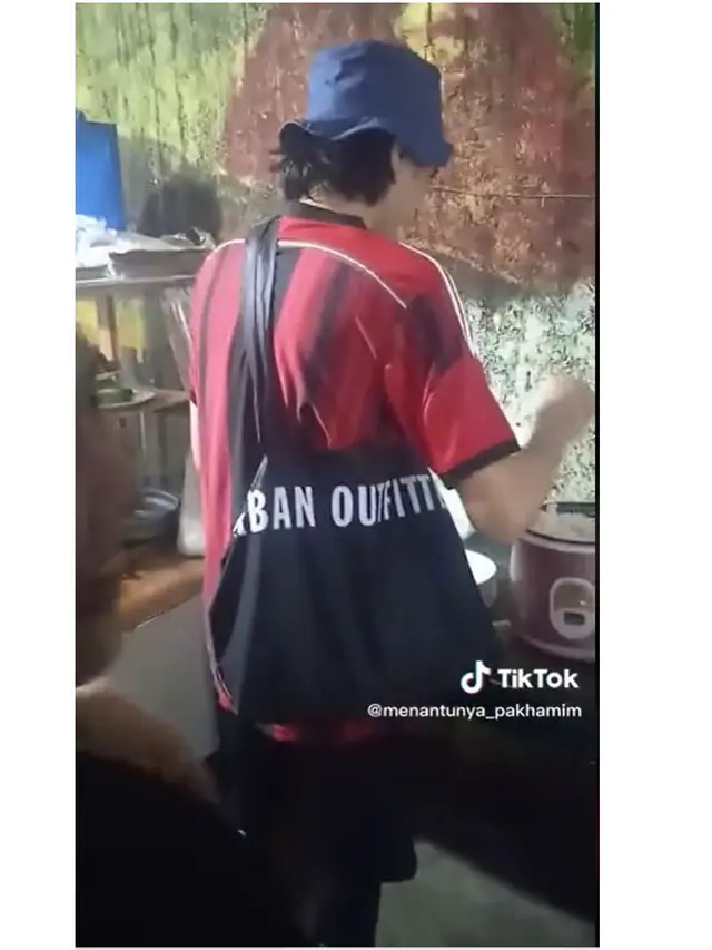 6 Potret Duta Sheila On 7 Makan di Warteg, Tampil Santai Pakai Jersey Bola