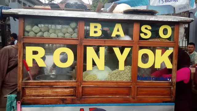 Roda gerobak mie bakso Ronyok, Kawasaan perkantoran Pemda Garut, nampak selalu ramai dikunjungi pembeli, termasuk saat libur lebaran kali ini