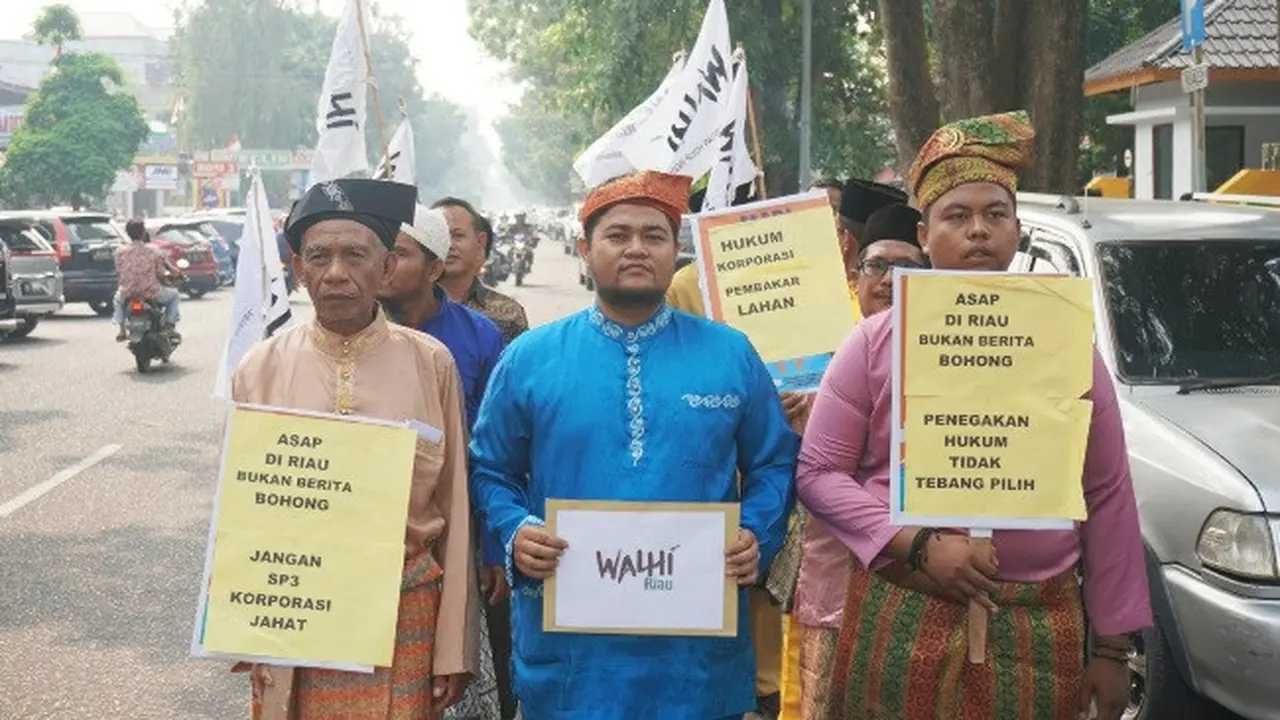 Masyarakat dan aktivis Walhi mendatangi Polda Riau menuntut tindakan tegas terhadap perusahaan pembakar lahan pemicu kabut asap.
