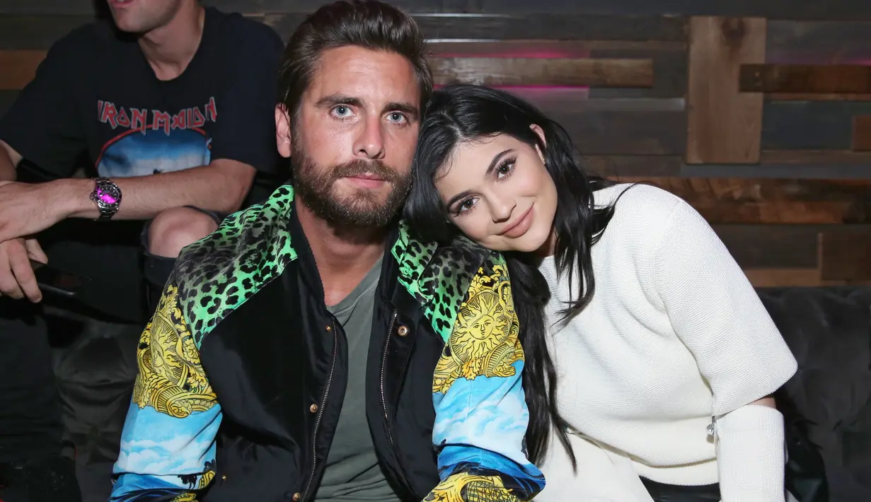 Setelah resmi putus dari Tyga beberapa waktu lalu, Kylie Jenner menggandeng Scott Disick, mantan pacar kakaknya, Kourtney Kardashian usai menghadiri sebuah acara. (AFP/Bintang.com)