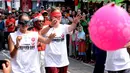 Warga negara asing saat mengikuti lomba pecah balon di kawasan Jalan Jaksa, Jakarta, Kamis (17/8). Lomba diadakan untuk memeriahkan HUT RI ke-72. (Liputan6.com/Helmi Fithriansyah)