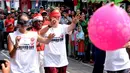 Warga negara asing saat mengikuti lomba pecah balon di kawasan Jalan Jaksa, Jakarta, Kamis (17/8). Lomba diadakan untuk memeriahkan HUT RI ke-72. (Liputan6.com/Helmi Fithriansyah)