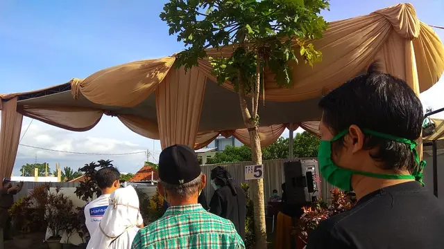 Sejumlah warga melakukan pencoblosan di TPS 5, Jalan Raya Gading, Desa Sekarwangi, Kecamatan Soreang, Kabupaten Bandung, Rabu (9/12/2020). Foto/Dikdik Ripaldi
