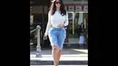Kim Kardashian mengenakan celana pendek jeans dengan detail sobek dipadukan atasan putih ketat, Los Angeles, (19/10/14). (Dailymail)