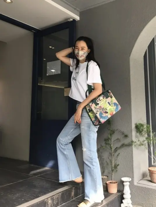 Tampil sederhana dengan tshirt crop top putih, dipadukan dengan denim model cut bray. Hand bag bermotif pun melengkapi penampilannya.  @honey_lee32