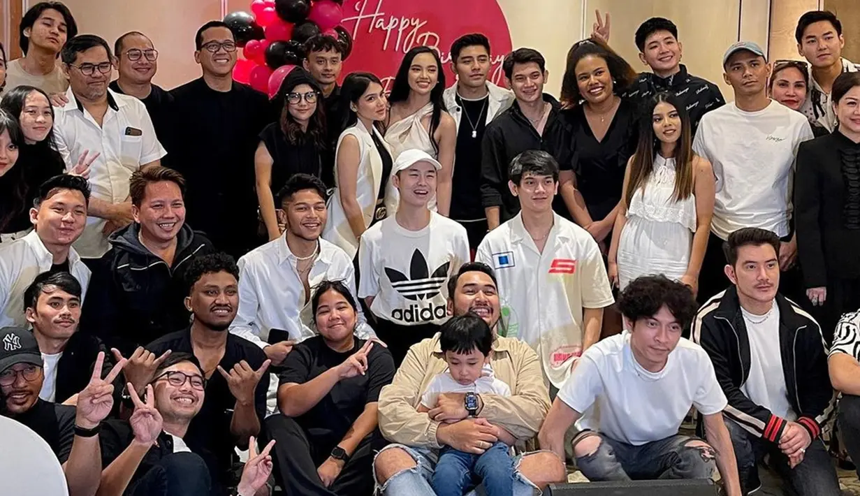 Ini adalah potret kebersamaan Lyodra bareng sahabat, keluarga, dan tamu undangan yang sudah turut meramaikan acara ulang tahunnya yang ke-20. Selain Verrell Bramasta, Andi Rianto dan Davina Karamoy juga hadir di acara ultah penyanyi yang akrab disapa Lyly itu. Digelar secara intimate, kehangatan di momen acara ulang tahun Lyodra ini juga dirasakan oleh warganet. (Liputan6.com/IG/@rizasyah_14)