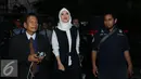Delia Septianti (tengah) bersama kuasa hukumnya (kiri) usai melapor di Polda Metro Jaya, Selasa (19/7). Delia Septianti melaporkan balik rekan bisnisnya, Amelia ke Polda Metro Jaya atas tuduhan pencemaran nama baik. (Liputan6.com/Herman Zakharia)