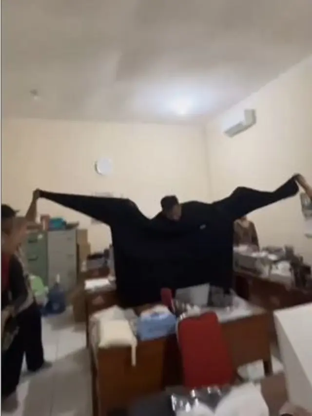Bisa Dipakai 5 Orang, Pemuda Ini Terima Baju Pesanannya dengan Lebar Dada 140 Cm