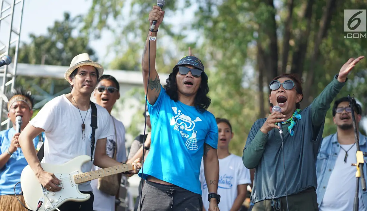 Duet Menteri Susi Pudjiastuti dengan Personel Slank, Kaka dan Ridho dalam pawai Bebas Sampah Plastik di Taman Aspirasi Monas, Jakarta, Minggu (21/7/2019). Pawai mengajak masyarakat untuk menolak penggunaan plastik sekali pakai karena sudah mengancam lingkungan. (Liputan6.com/Immanuel Antonius)