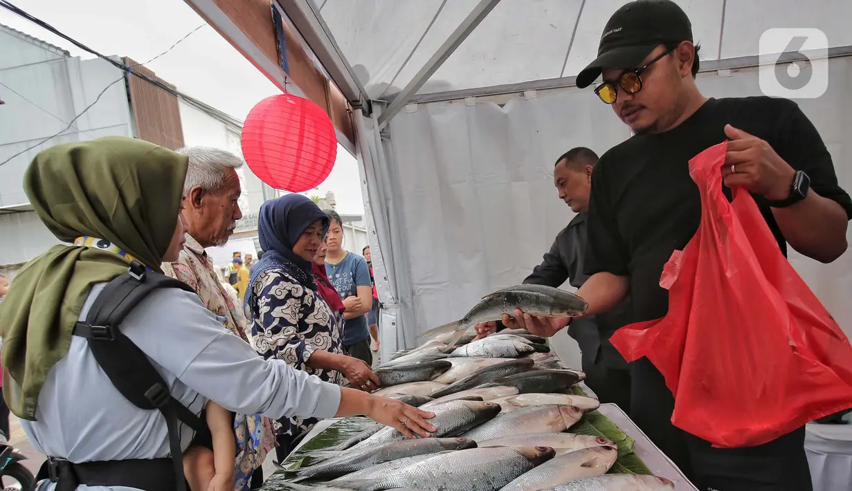 Diketahui, tradisi “nganter bandeng” atau mengantar ikan bandeng dilakukan warga Betawi untuk menyambut perayaan tahun baru Imlek. (Liputan6.com/Angga Yuniar)