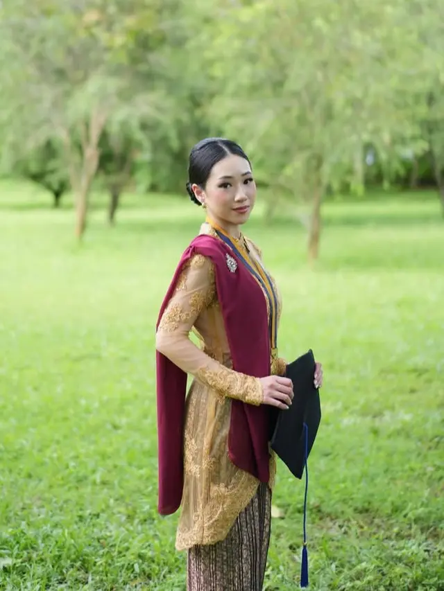 Potret Wisuda S1 Putri Sulung Femmy Permatasari Raih Predikat Cumlaude. [@cintarichita]