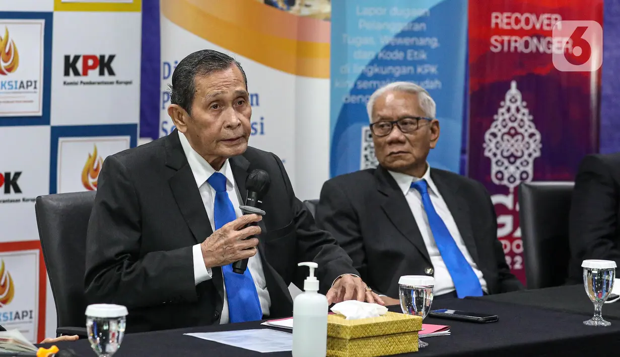 Ketua Dewas KPK Tumpak Hatorangan Panggabean (kiri) memberikan keterangan usai persidangan  dugaan pelanggaran etik Wakil Ketua KPK Lili Pintauli Siregar di Gedung Pusat Edukasi Antikorupsi KPK, Jakarta, Senin (10/7/2022).  Sidang etik Lili Pintauli Siregar dinyatakan gugur oleh Dewan Pengawas (Dewas) KPK. (Liputan6.com/Faizal Fanani)