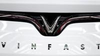 Logo VinFast yang terlihat pada sebuah mobil di pabrik perakitan di Haiphong, Vietnam, Jumat (14/6/2019). Direktur Vingroup Nguyen Viet Quanghe mengaku telah menerima pesanan untuk 10.000 unit mobil. (Manan VATSYAYANA/AFP)