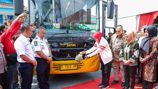 Khofifah Indar Parawansa meresmikan Trans Jatim Koridor II yang mengusung tema “Tribhuwana Tunggadewi” di Terminal Kertajaya Kota Mojokerto. (Dian Kurniawan/Liputan6.com)