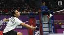 Tunggal putri Indonesia, Gregoria Mariska Tunjung mengembalikan kok ke arah pemain India, Pusarla V Sindhu di babak 16 besar Bulutangkis Tunggal Putri Asian Games 2018 di Istora Kompleks GBK, Jakarta, Sabtu (25/8). (Liputan6.com/Helmi Fithriansyah)