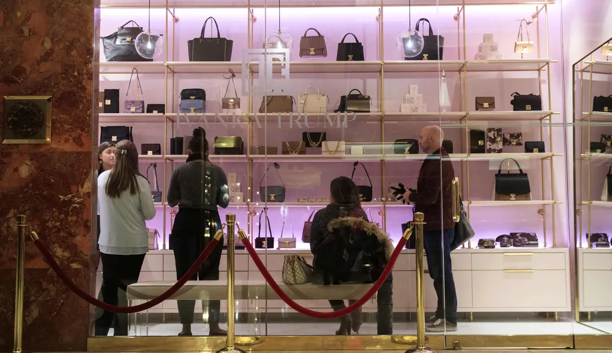 Pengunjung berbelanja di toko Ivanka Trump di lobi Trump Tower di New York City, AS (15/12). Toko Ivanka Trump ini menjual tas, perhiasan dan lilin dalam dorongan untuk menjual langsung ke konsumen dan memotong peritel lainnya.  (AFP Photo/Drew Angerer)