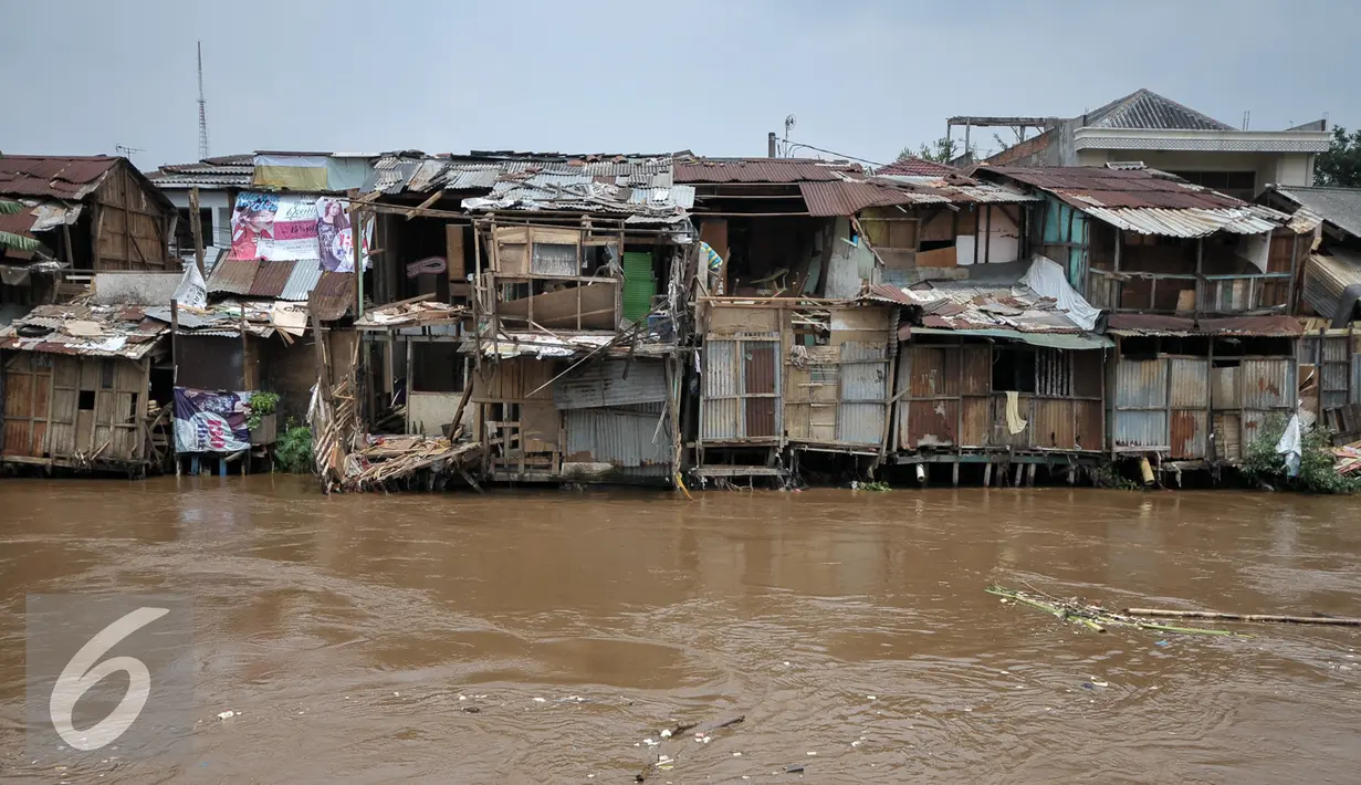 Suasana di pemukiman bukit duri Jakarta, Rabu (7/9). Pemprov DKI Jakarta layangkan SP2 untuk warga Dukit Duri, Tebet terkait normalisasi kali Ciliwung. (Liputan6.com/Yoppy Renato)