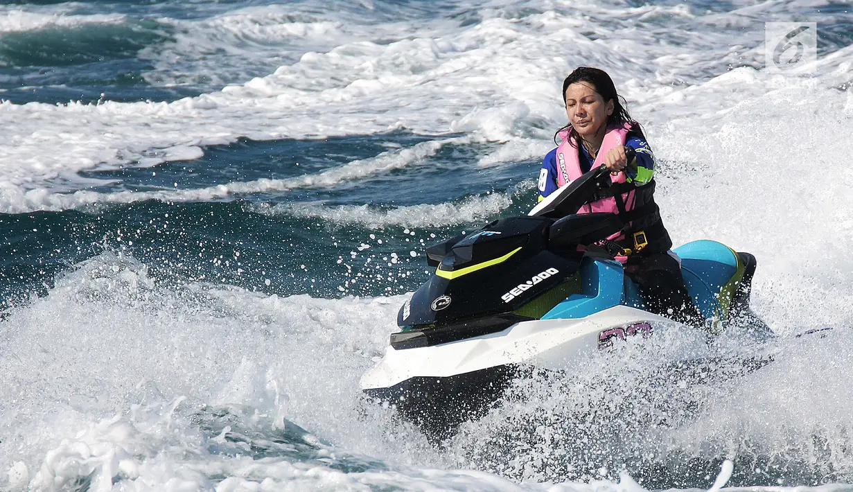 Pemain jet ski wanita melakukan aksi saat konvoi menuju Pulau Pramuka pada acara SCI Peduli 2017 di Jakarta, Sabtu (17/6). (Liputan6.com)