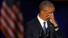 Presiden AS Barack Obama menyeka air mata disela pidato perpisahannya di McCormick Place Convention Centre, Chicago, Selasa (10/1). Lokasi tersebut tak jauh dari lokasi pidato kemenangan Pilpres sekitar 8 tahun lalu. (AP Photo/Charles Rex Arbogast)
