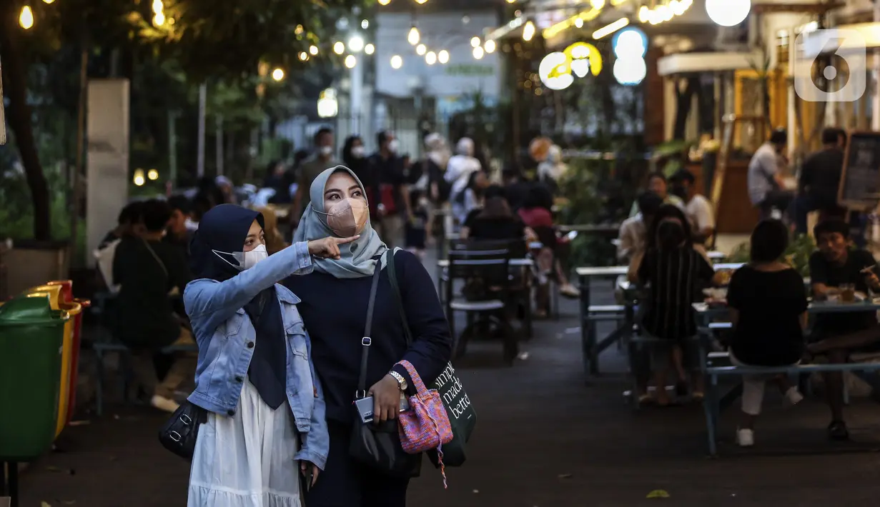 Pengunjung mengenakan masker saat libur Maulid Nabi di M Bloc Space, Jakarta, Rabu (20/10/2021). Setelah penerapan Pemberlakuan Pembatasan Kegiatan Masyarakat (PPKM) di Jakarta turun menjadi level 3, M Bloc Space kembali ramai. (Liputan6.com/Johan Tallo)