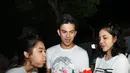 Di tengah malam, saat tanggal 18 September dini hari Syifa mendapat kejutan dari teman-teman serta para penggemarnnya di lokasi syuting. Rizky Nazar dan pemeran lainnya datang dengan membawa kue ulang tahun. (Bambang E.Ros/Bintang.com)