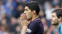 Striker Barcelona, Luis Suarez, tampak kecewa usai kalah dari Deportivo. Kekalahan ini membuat Barcelona tergusur oleh Real Madrid dari puncak klasemen Liga Spanyol dengan selisih dua poin. (EPA/Lavandeira Jr)