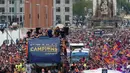 Ribuan orang berkumpul di jalanan kota Barcelona untuk menyambut tim Barcelona yang berpawai dengan menggunakan bus untuk merayakan gelar La Liga ke-24, Minggu (15/5/2016). (AFP/Pau Barrena)